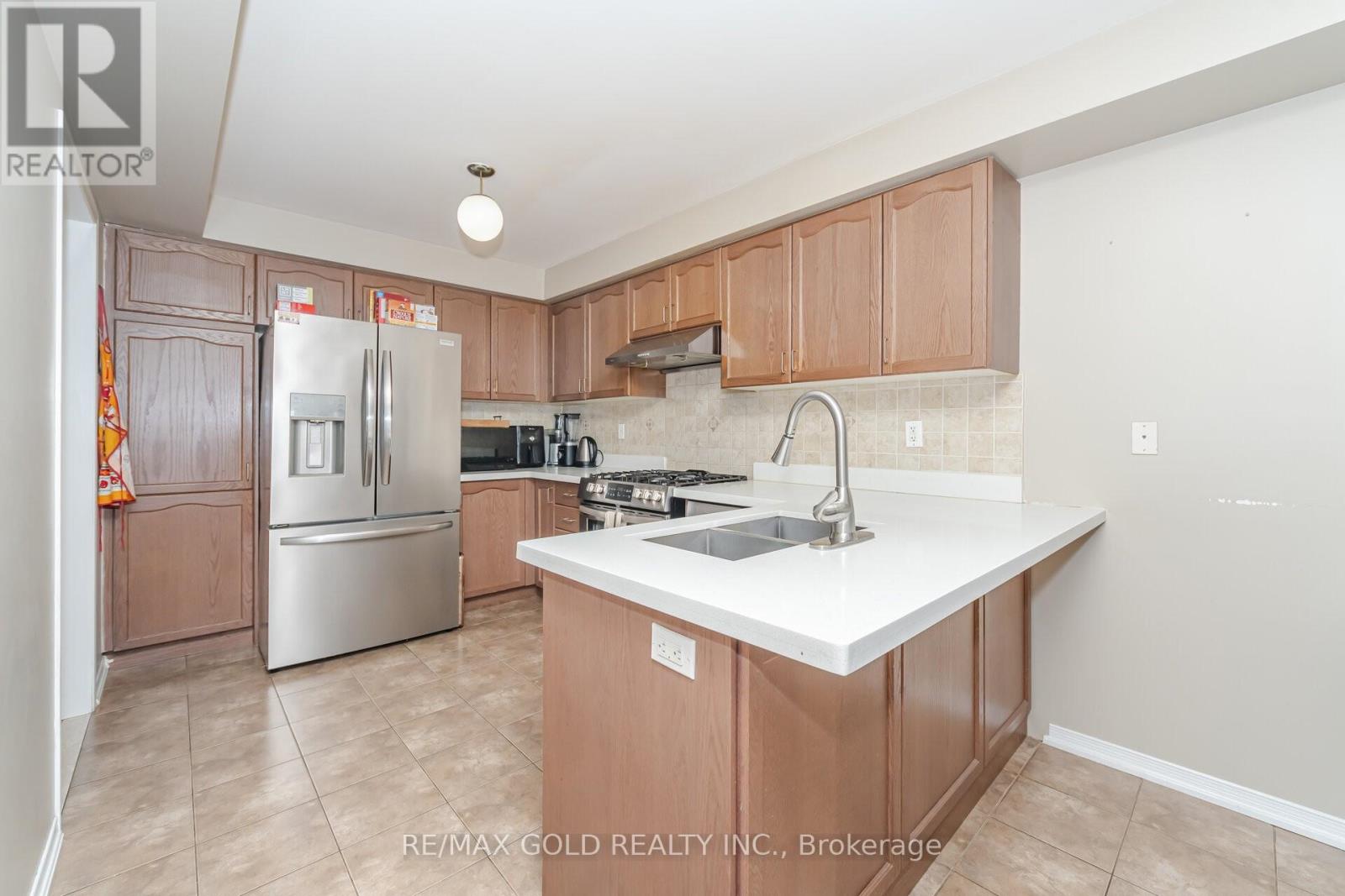 92 Bellchase Trail, Brampton, Ontario  L6P 3L9 - Photo 9 - W12578610