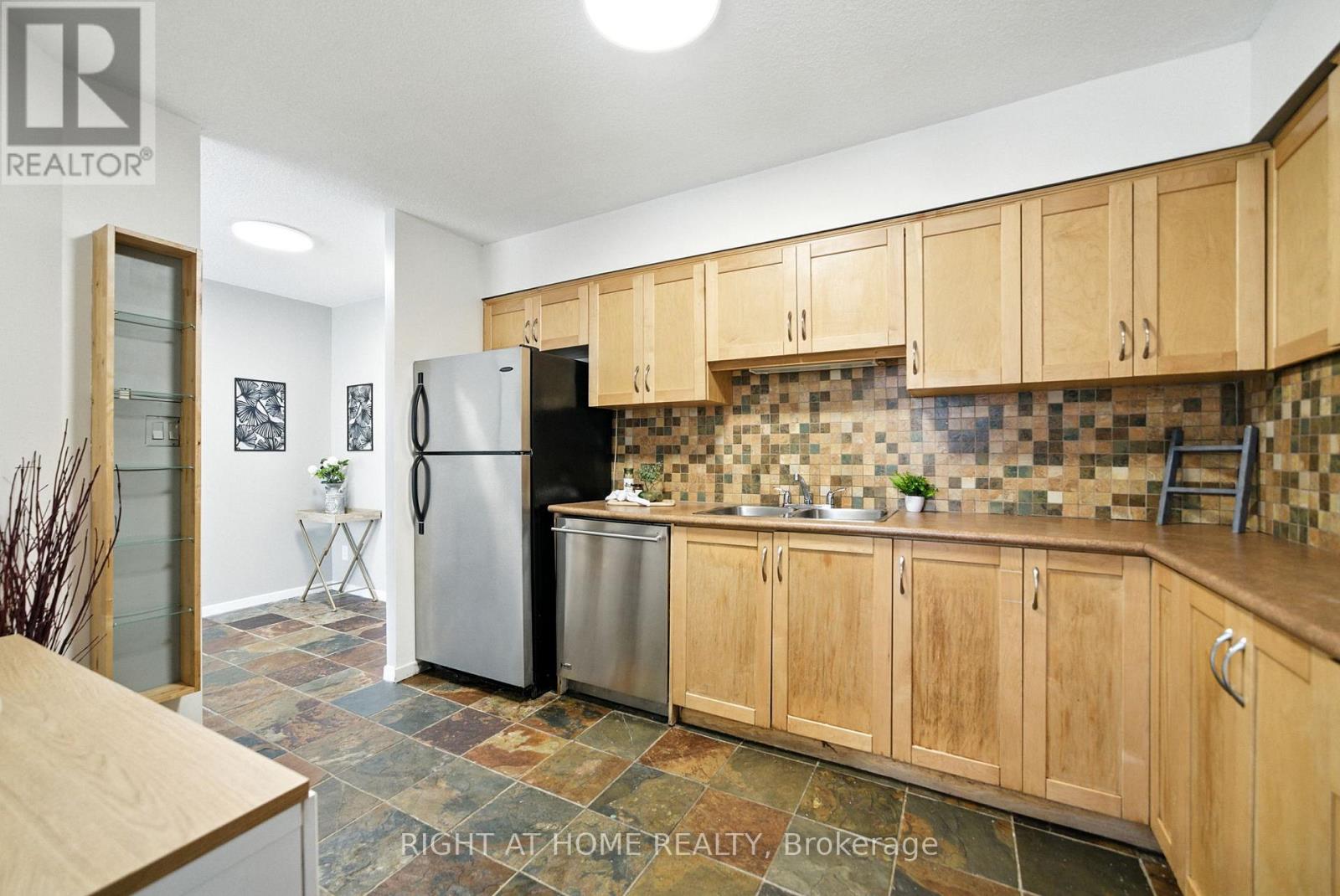 201 - 200 Robert Speck Parkway, Mississauga, Ontario  L4Z 1S3 - Photo 12 - W12578638