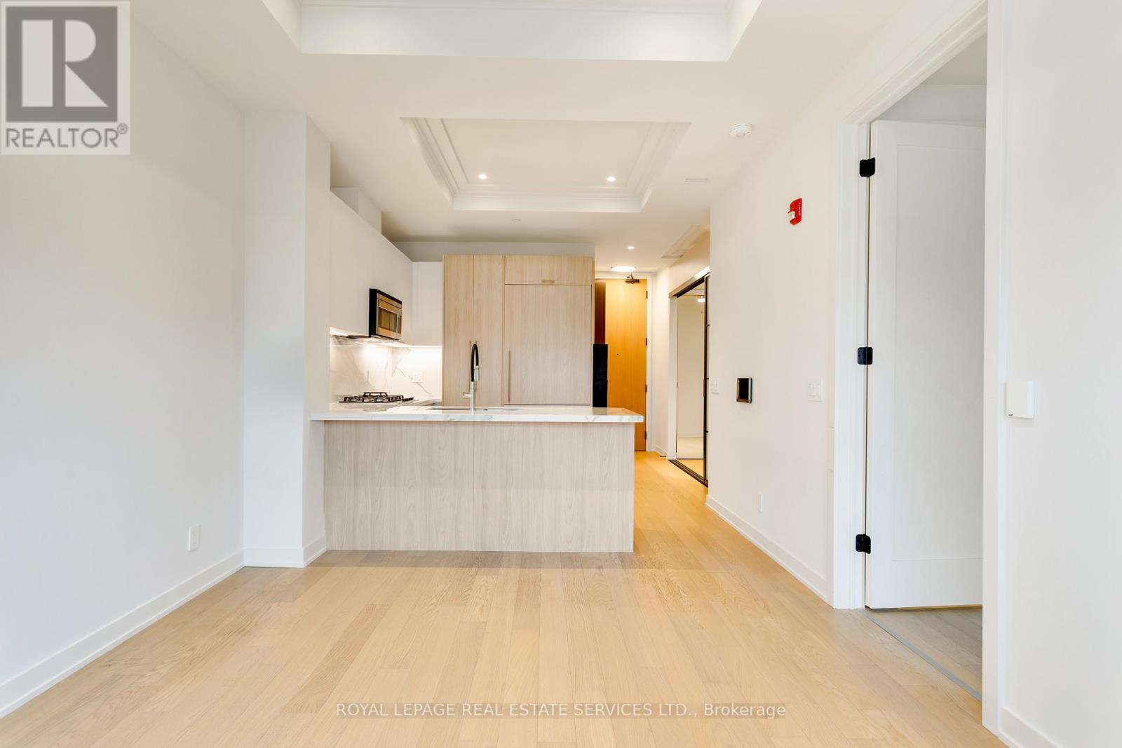 307 - 123 Maurice Drive, Oakville, Ontario  L6K 2W6 - Photo 3 - W12578646