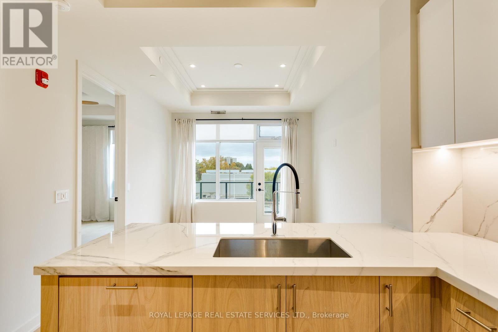 307 - 123 Maurice Drive, Oakville, Ontario  L6K 2W6 - Photo 8 - W12578646