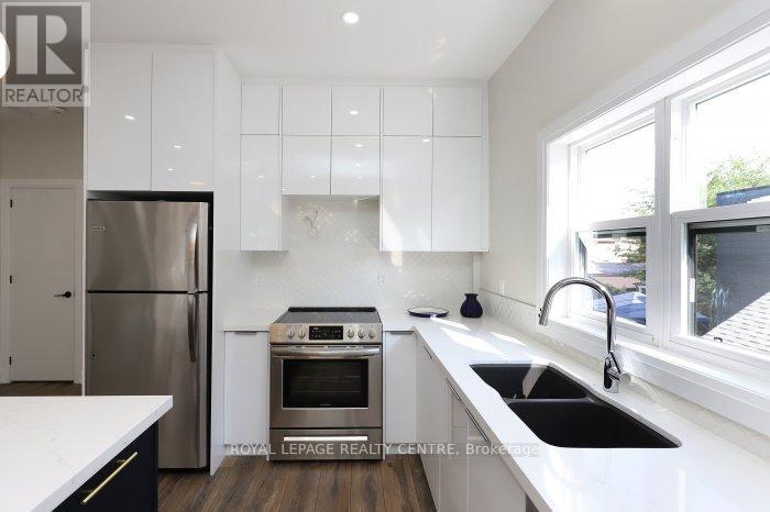 B - 201 Medland Street, Toronto, Ontario  M6P 2N6 - Photo 5 - W12578690