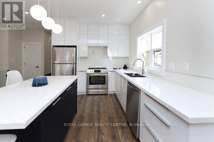 B - 201 Medland Street, Toronto, Ontario  M6P 2N6 - Photo 6 - W12578690