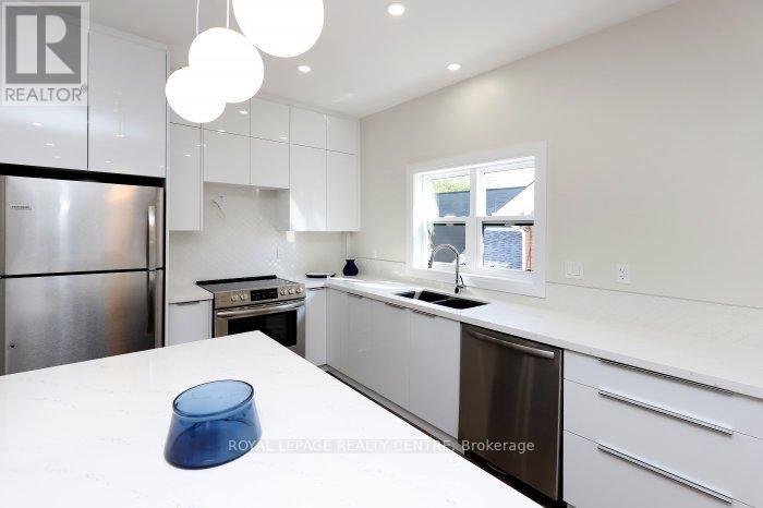 B - 201 Medland Street, Toronto, Ontario  M6P 2N6 - Photo 7 - W12578690