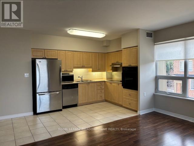 313 - 830 Scollard Court, Mississauga, Ontario  L5V 0A2 - Photo 5 - W12578806