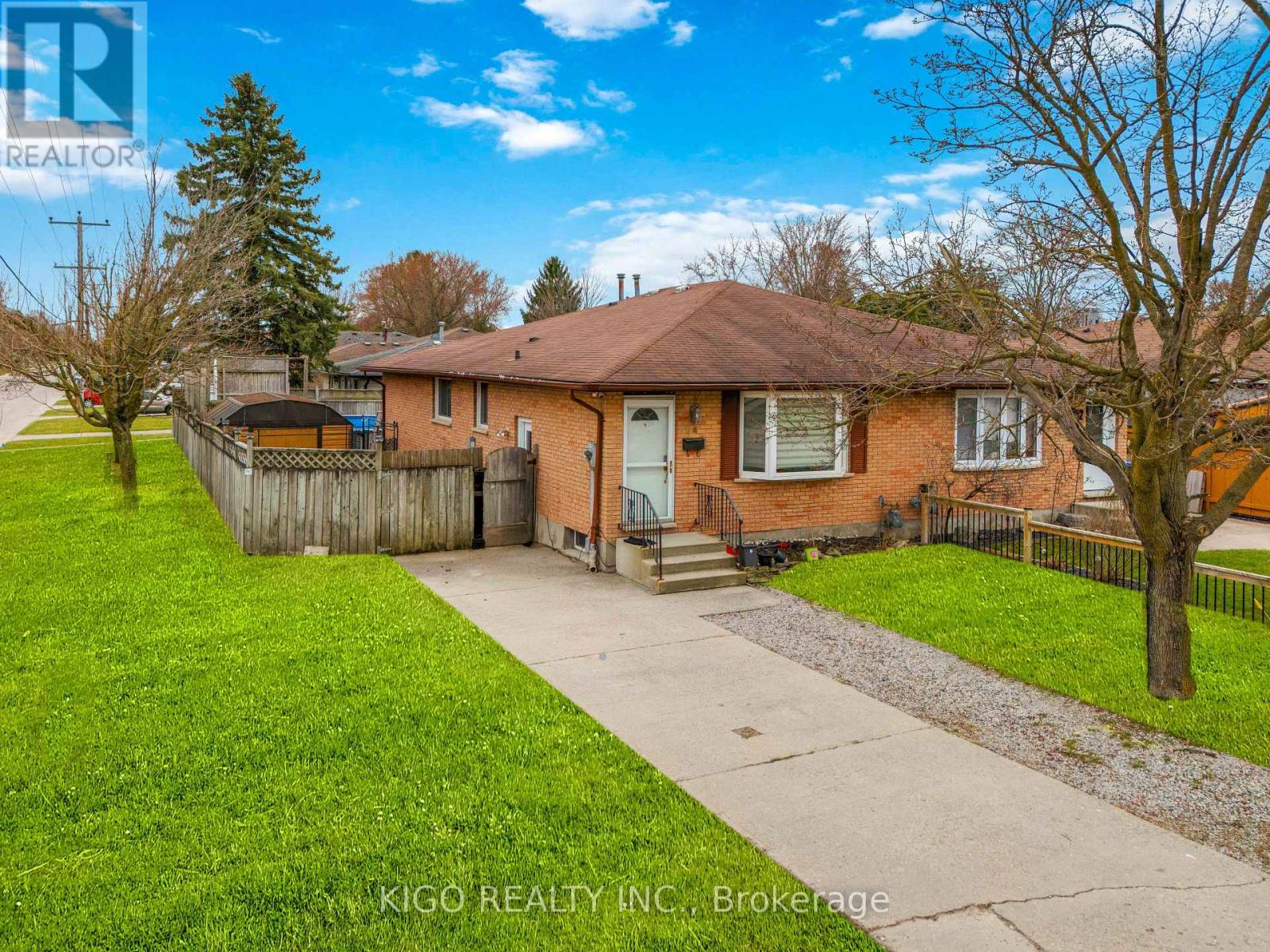 54 Brennan Drive N, Strathroy-Caradoc, Ontario  N7G 3S3 - Photo 3 - X12578556