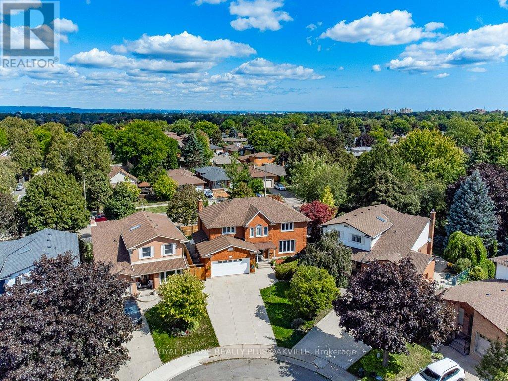 67 Horizon Court, Hamilton, Ontario  L9B 1W9 - Photo 2 - X12578628