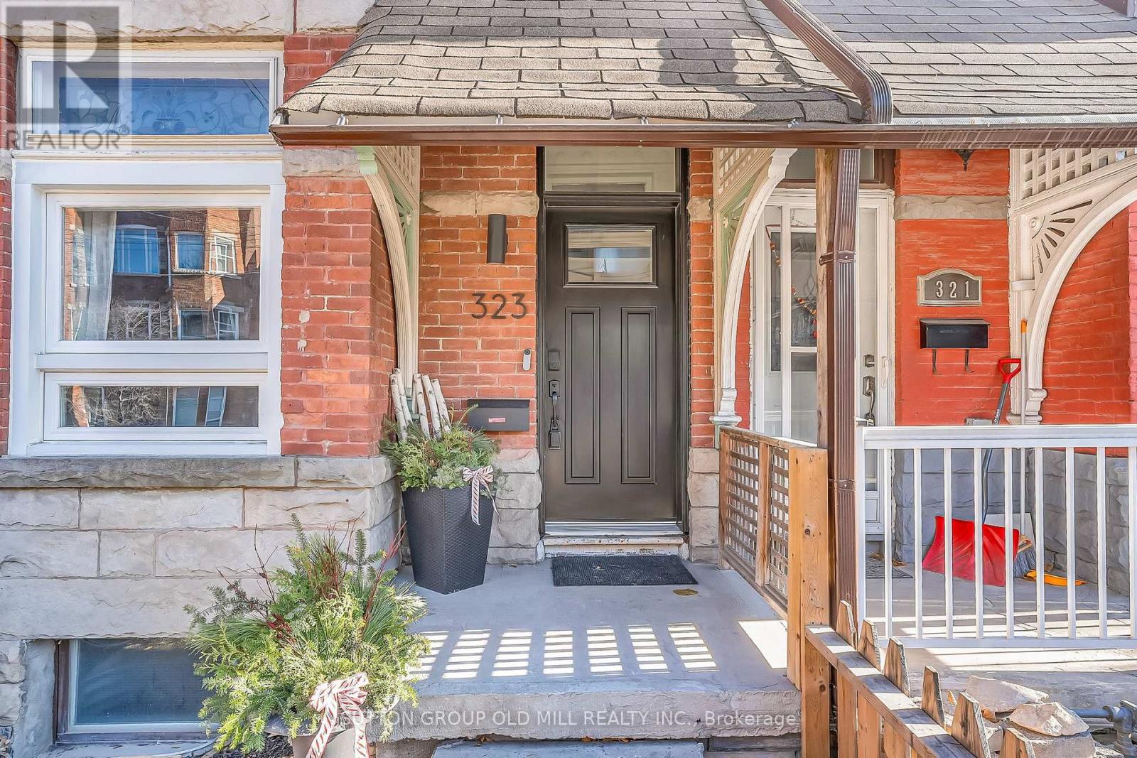 323 Clinton Street, Toronto, Ontario  M6G 2Y7 - Photo 2 - C12578864