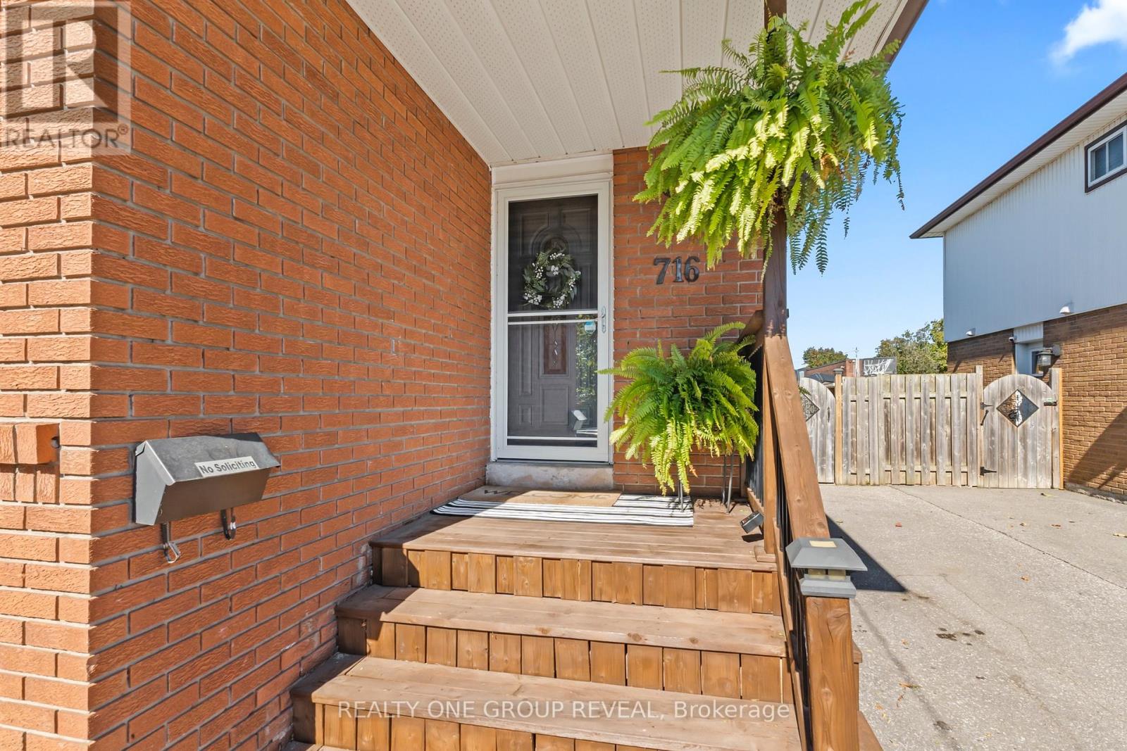 716 Kenora Avenue, Oshawa, Ontario  L1J 1K6 - Photo 2 - E12578826