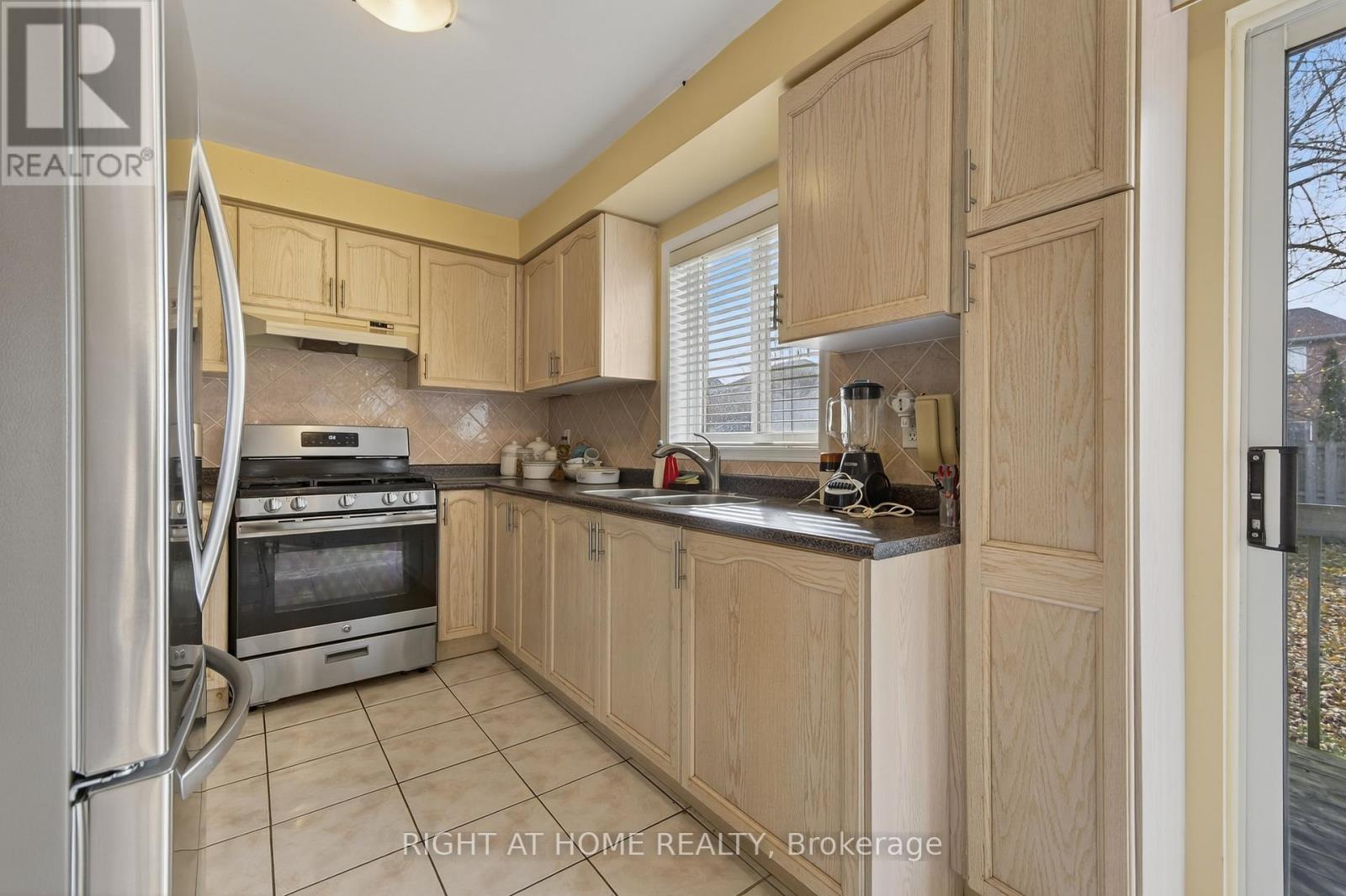 1338 Vincent Crescent, Innisfil, Ontario  L9S 1Z8 - Photo 11 - N12578818