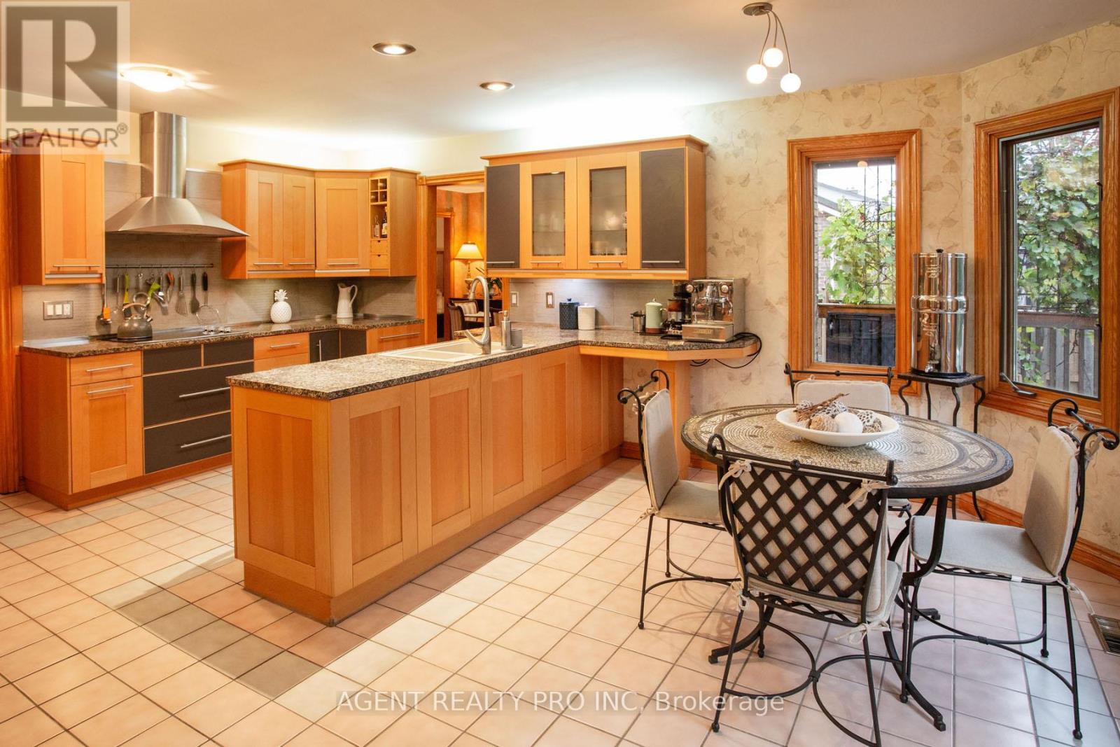 922 Country Club Crescent, London South, Ontario  N6C 5R5 - Photo 16 - X12578950