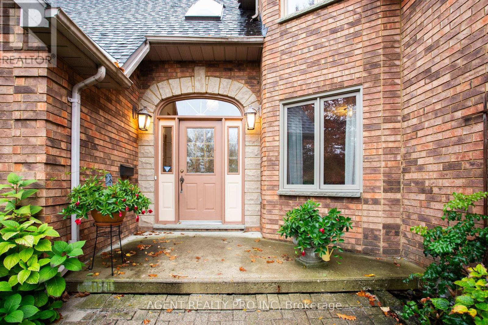 922 Country Club Crescent, London South, Ontario  N6C 5R5 - Photo 2 - X12578950