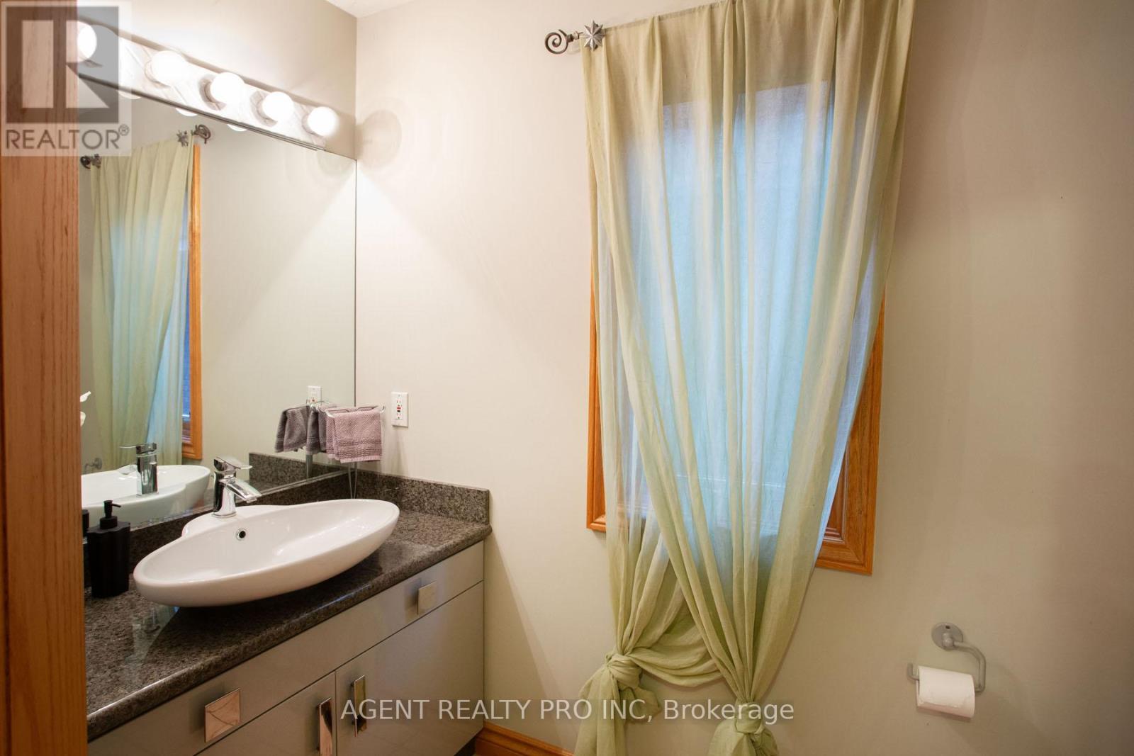 922 Country Club Crescent, London South, Ontario  N6C 5R5 - Photo 9 - X12578950