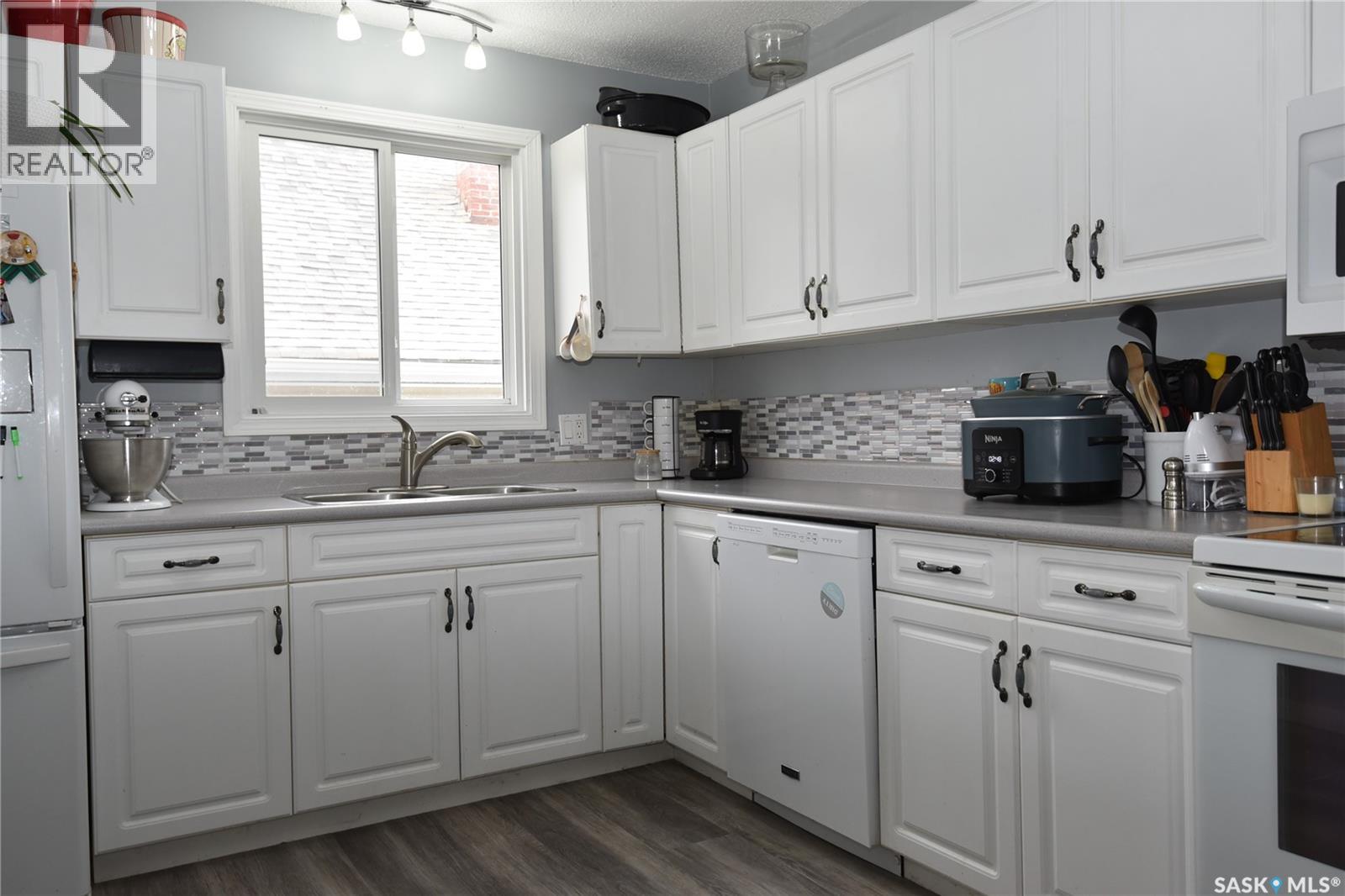 312 6th Avenue E, Nipawin, Saskatchewan  S0E 1E0 - Photo 2 - SK024690