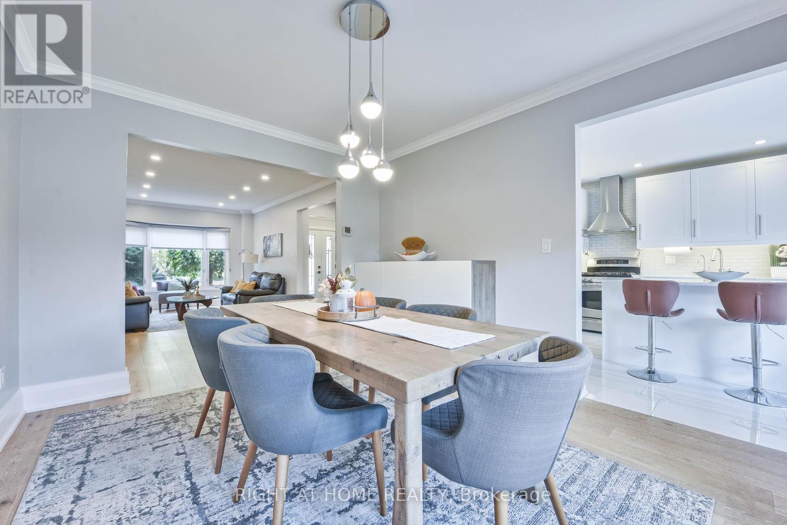 1517 Queensbury Crescent, Oakville, Ontario  L6H 4G6 - Photo 11 - W12579004