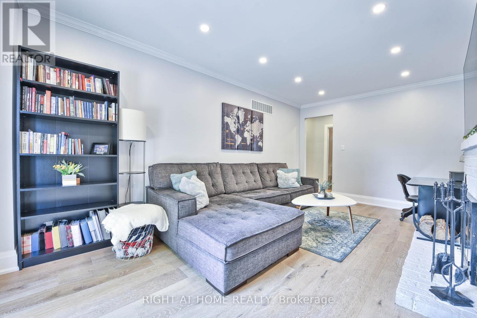 1517 Queensbury Crescent, Oakville, Ontario  L6H 4G6 - Photo 17 - W12579004