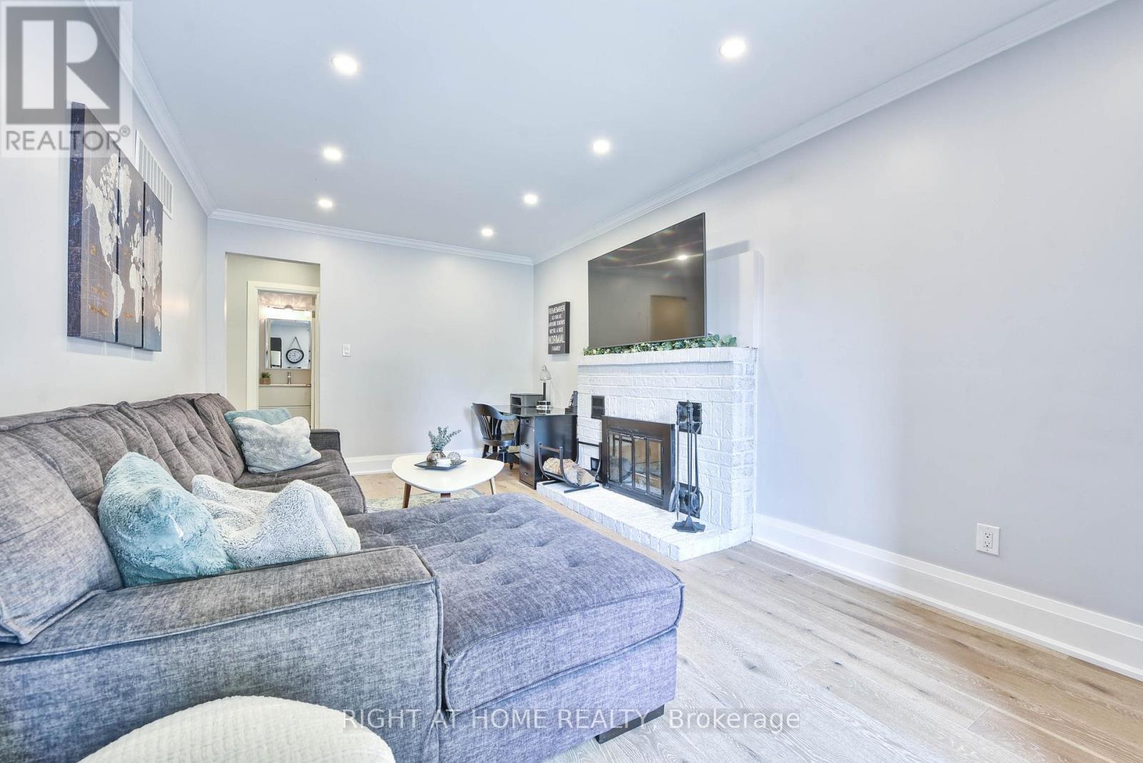 1517 Queensbury Crescent, Oakville, Ontario  L6H 4G6 - Photo 18 - W12579004