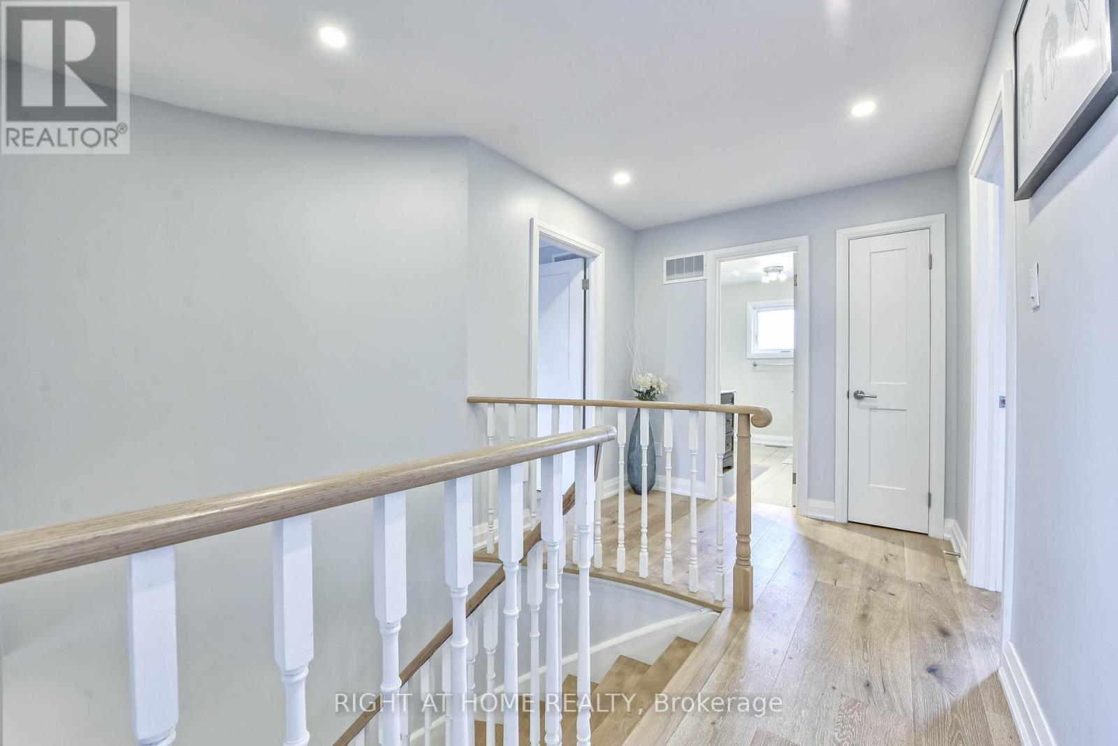 1517 Queensbury Crescent, Oakville, Ontario  L6H 4G6 - Photo 21 - W12579004