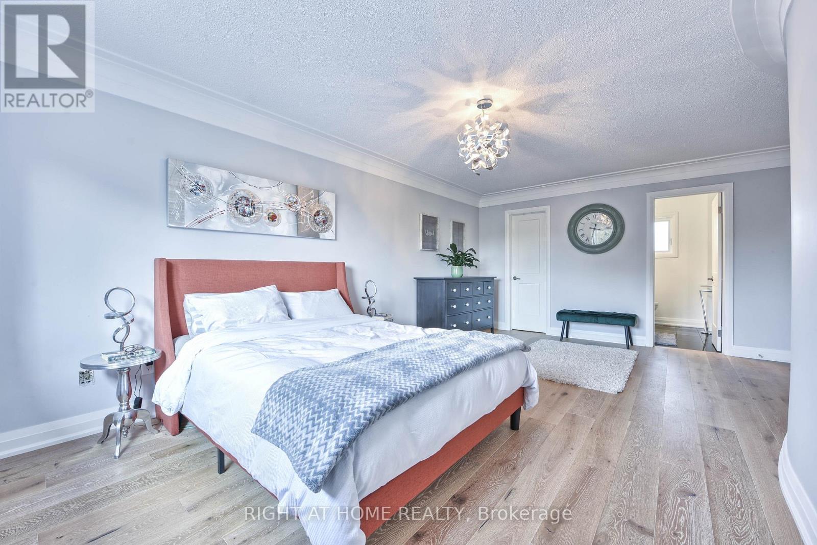 1517 Queensbury Crescent, Oakville, Ontario  L6H 4G6 - Photo 23 - W12579004