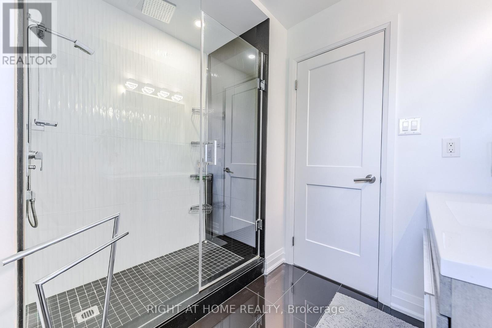 1517 Queensbury Crescent, Oakville, Ontario  L6H 4G6 - Photo 26 - W12579004