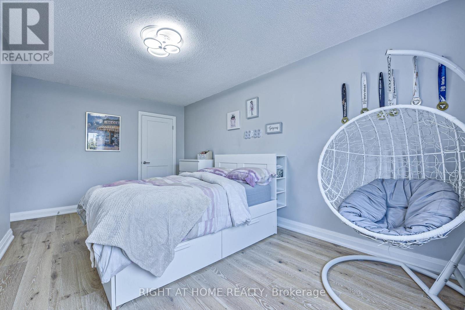 1517 Queensbury Crescent, Oakville, Ontario  L6H 4G6 - Photo 28 - W12579004