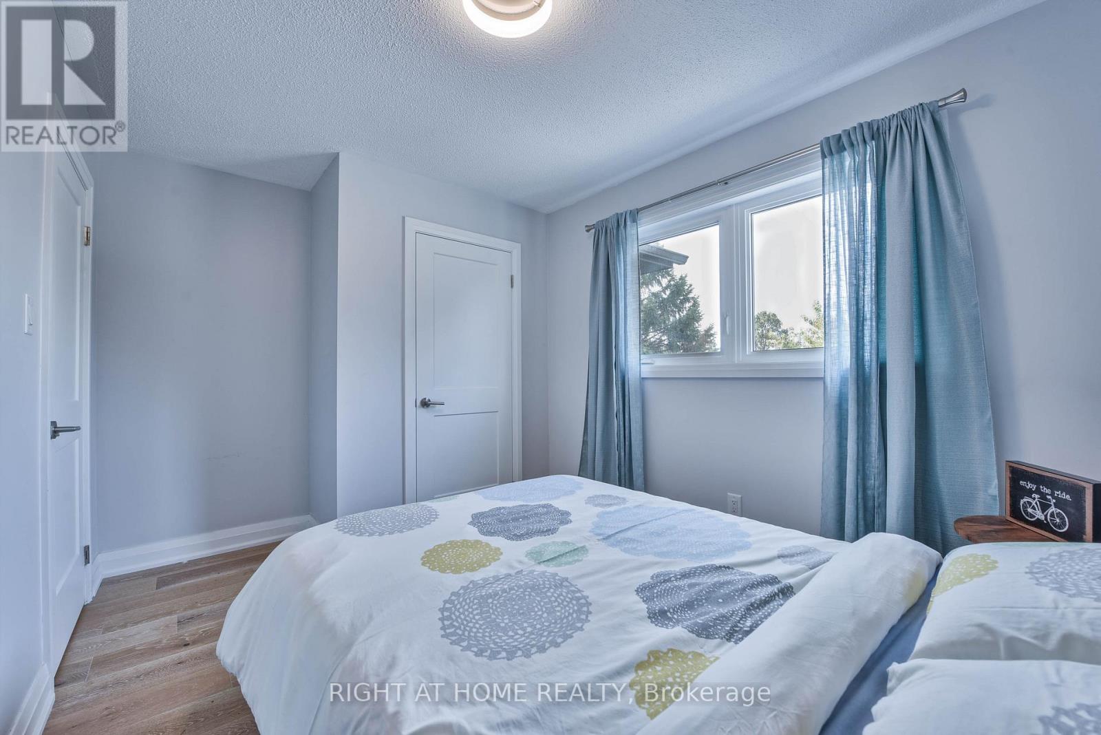 1517 Queensbury Crescent, Oakville, Ontario  L6H 4G6 - Photo 32 - W12579004