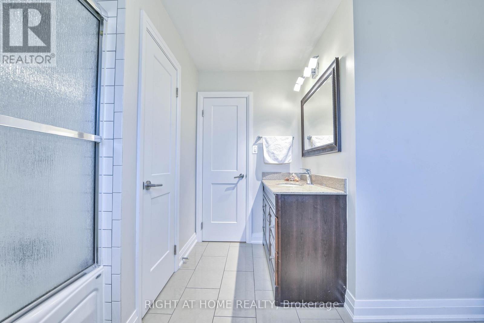 1517 Queensbury Crescent, Oakville, Ontario  L6H 4G6 - Photo 34 - W12579004