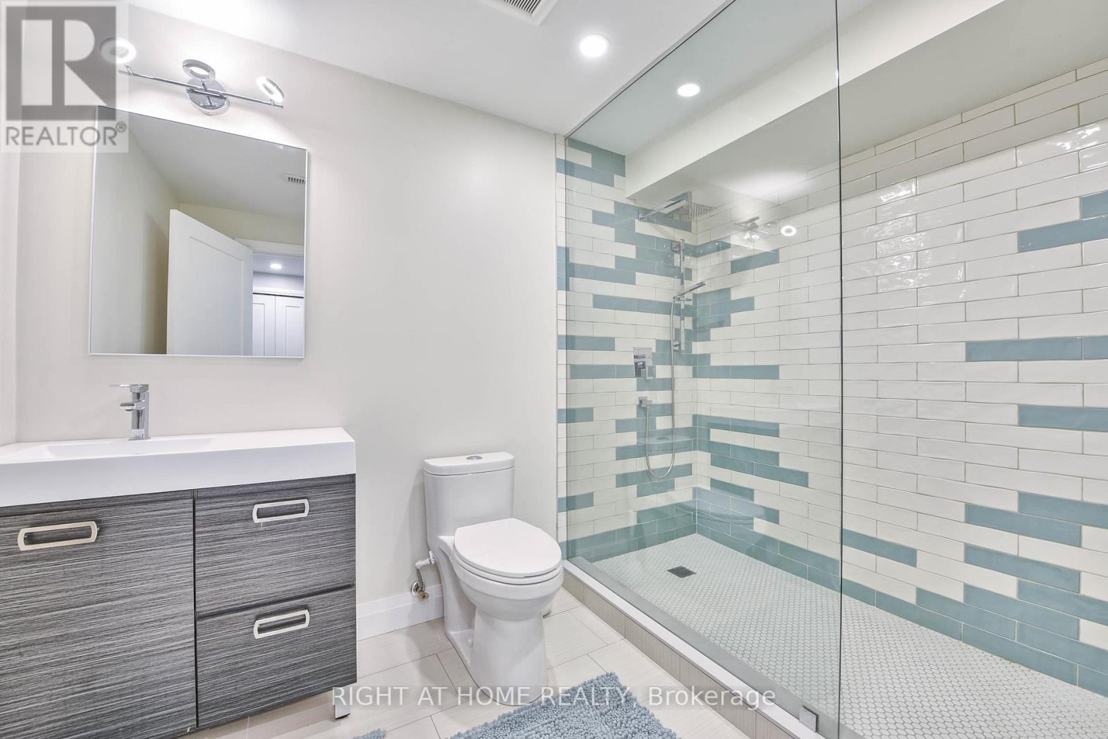 1517 Queensbury Crescent, Oakville, Ontario  L6H 4G6 - Photo 38 - W12579004