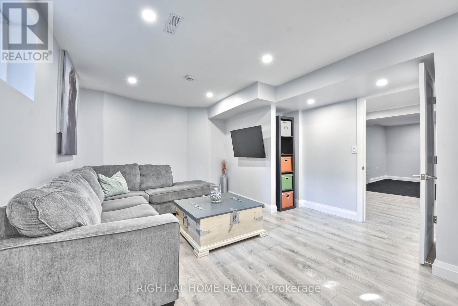 1517 Queensbury Crescent, Oakville, Ontario  L6H 4G6 - Photo 41 - W12579004