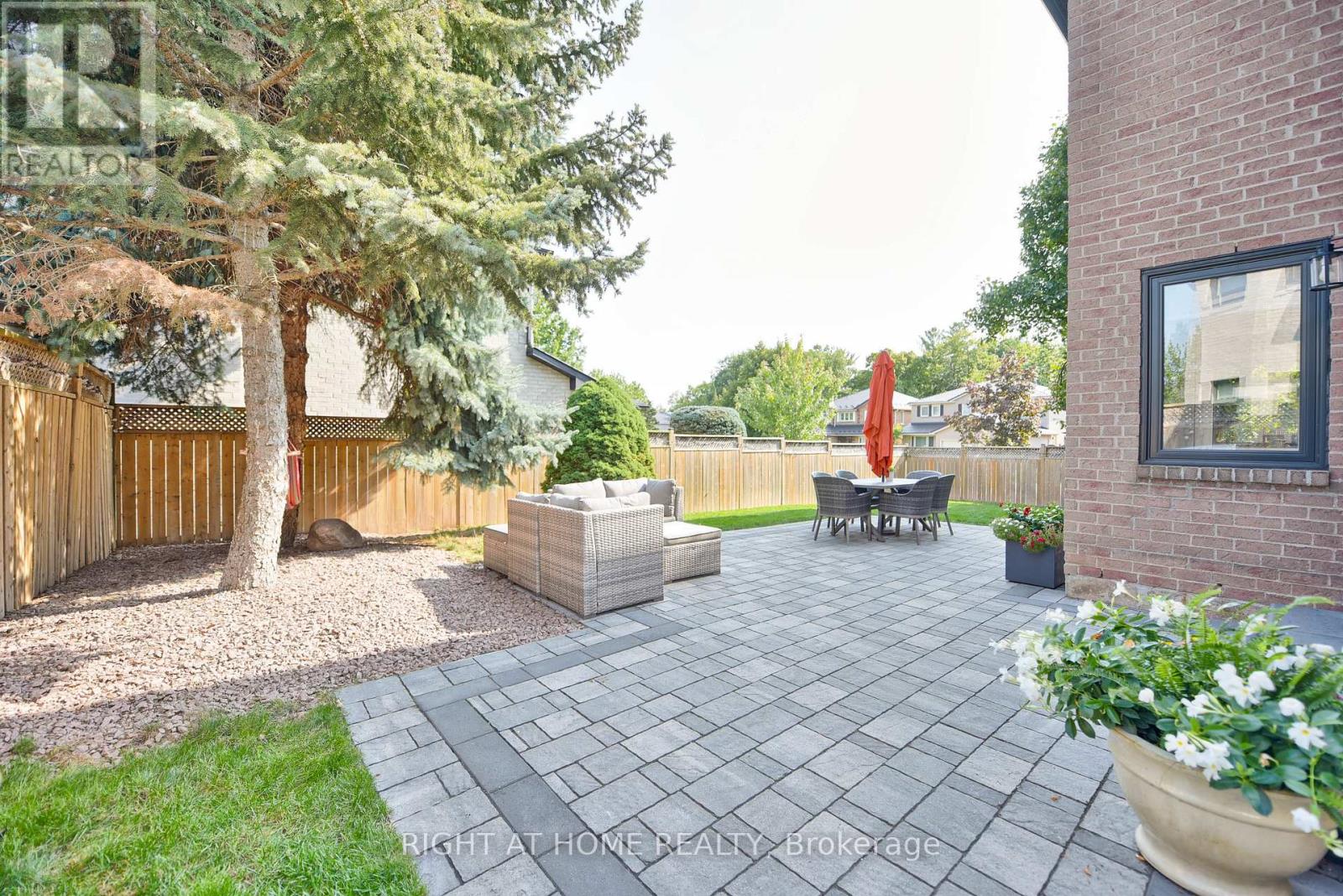 1517 Queensbury Crescent, Oakville, Ontario  L6H 4G6 - Photo 46 - W12579004