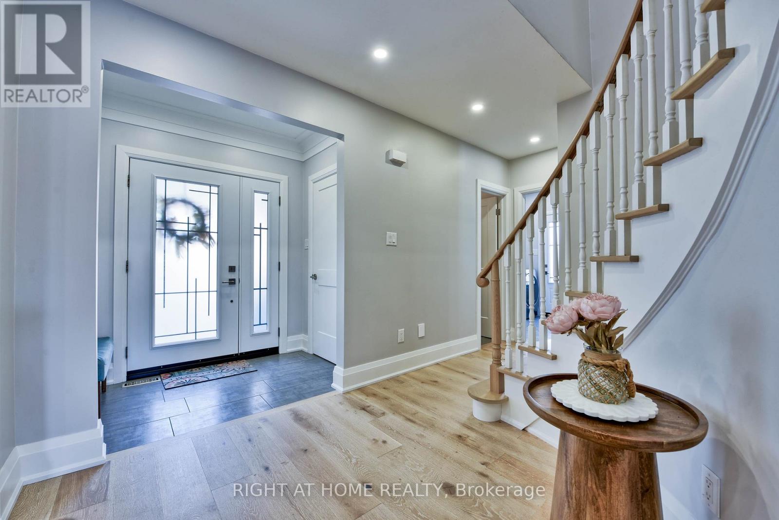 1517 Queensbury Crescent, Oakville, Ontario  L6H 4G6 - Photo 5 - W12579004