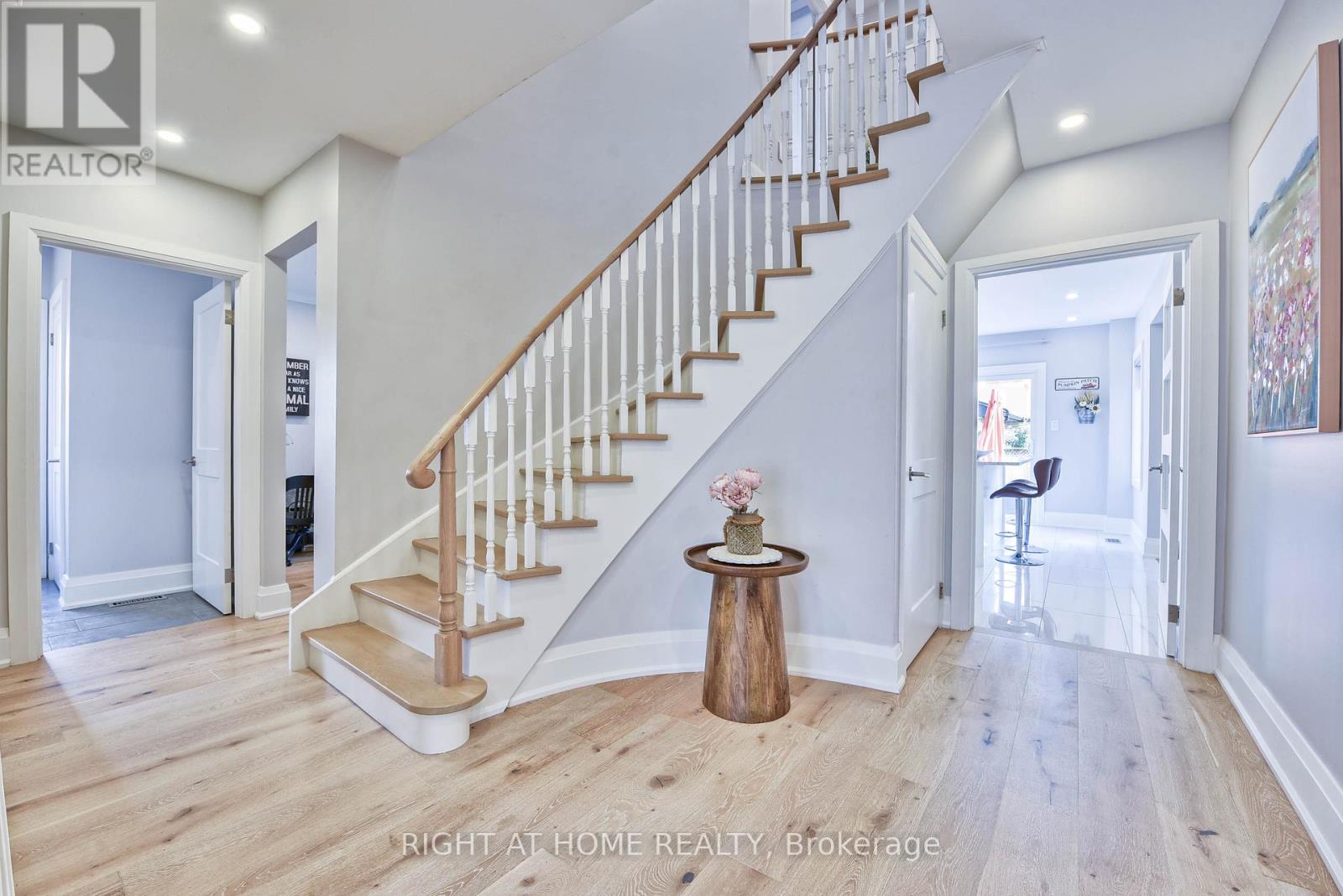 1517 Queensbury Crescent, Oakville, Ontario  L6H 4G6 - Photo 6 - W12579004