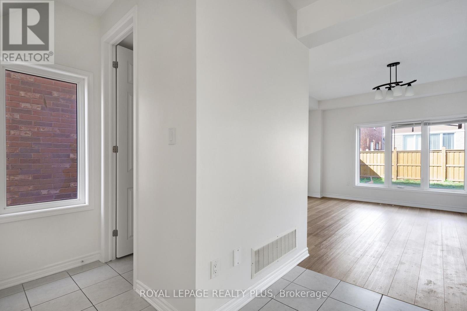 267 Grovehill Crescent, Kitchener, Ontario  N2R 0K8 - Photo 9 - X12579116