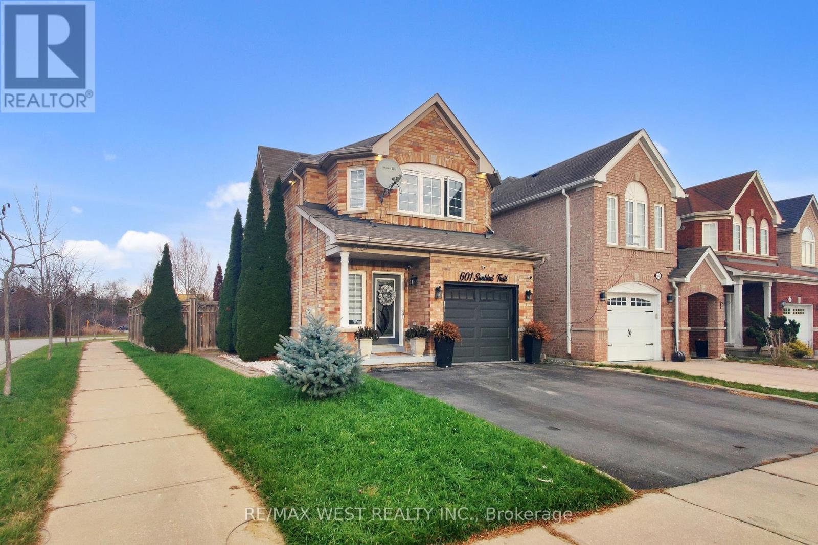 601 Sunbird Trail, Pickering, Ontario  L1X 2X7 - Photo 2 - E12579180