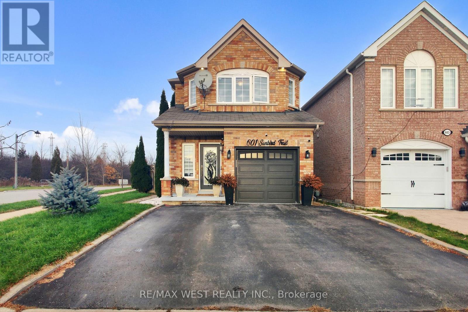 601 Sunbird Trail, Pickering, Ontario  L1X 2X7 - Photo 3 - E12579180