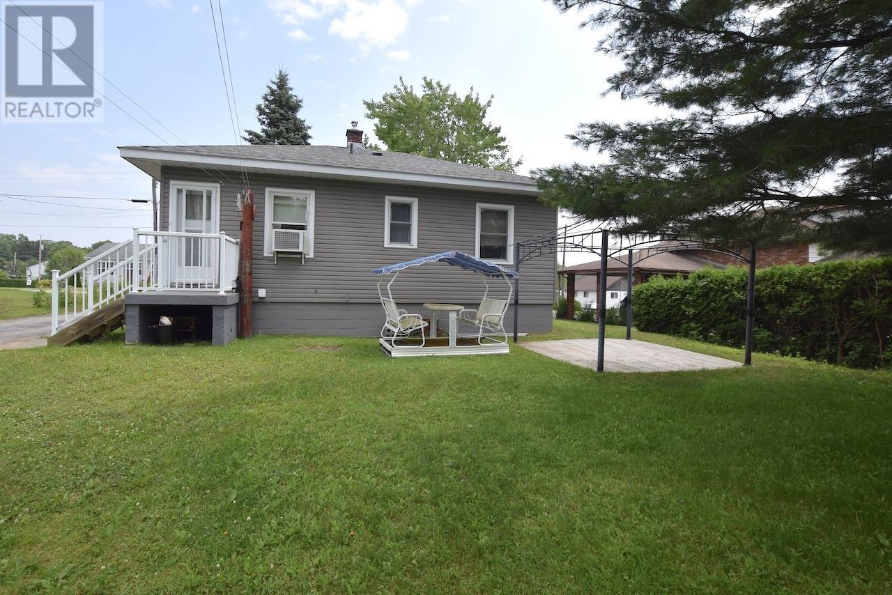 27 Queen Ave, Blind River, Ontario  P0R 1B0 - Photo 2 - SM251975