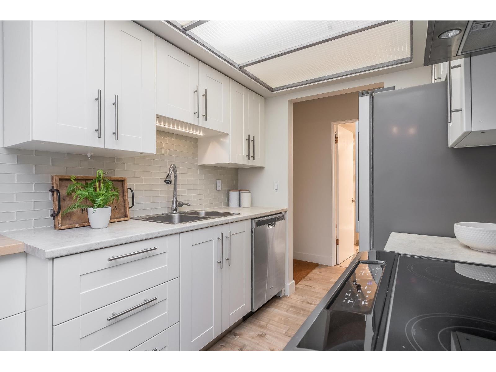 303 1360 Martin Street, White Rock, British Columbia  V4B 3W5 - Photo 1 - R3065150