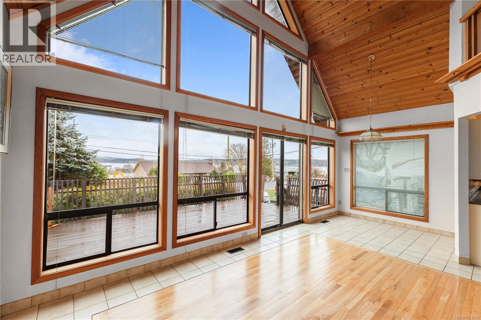 137 9th Ave, Campbell River, British Columbia V9W 4B3 - Photo 2 - 1021093