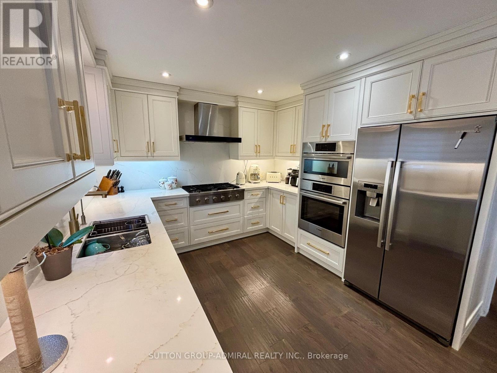 98 Golf Links Drive, Aurora, Ontario  L4G 3V3 - Photo 5 - N12549514