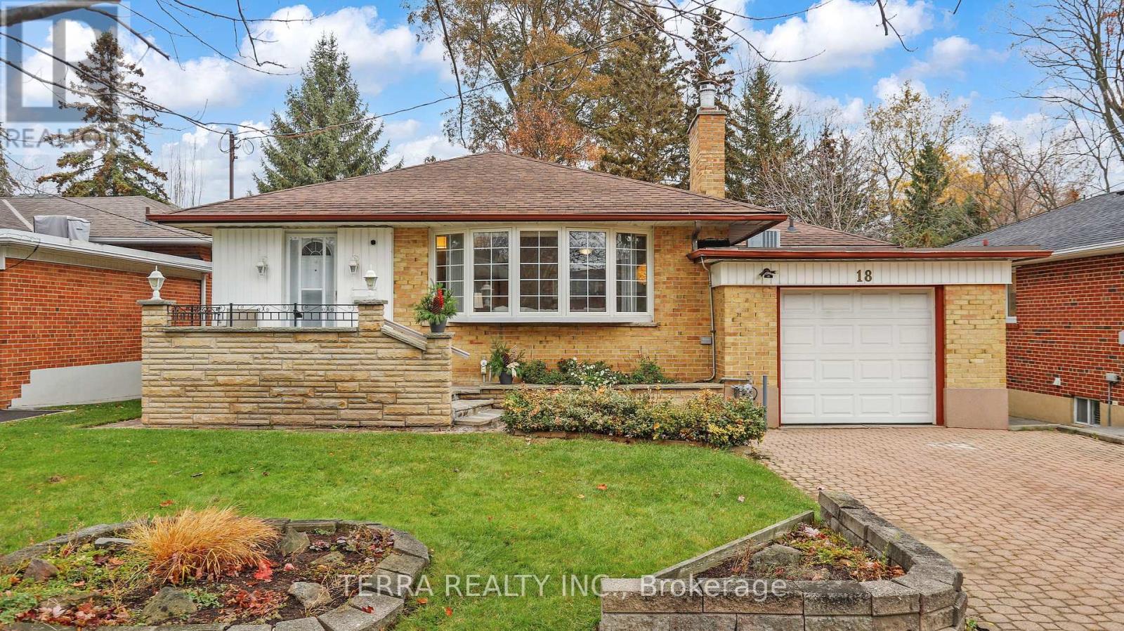 18 HILL GARDEN ROAD, Toronto, Ontario