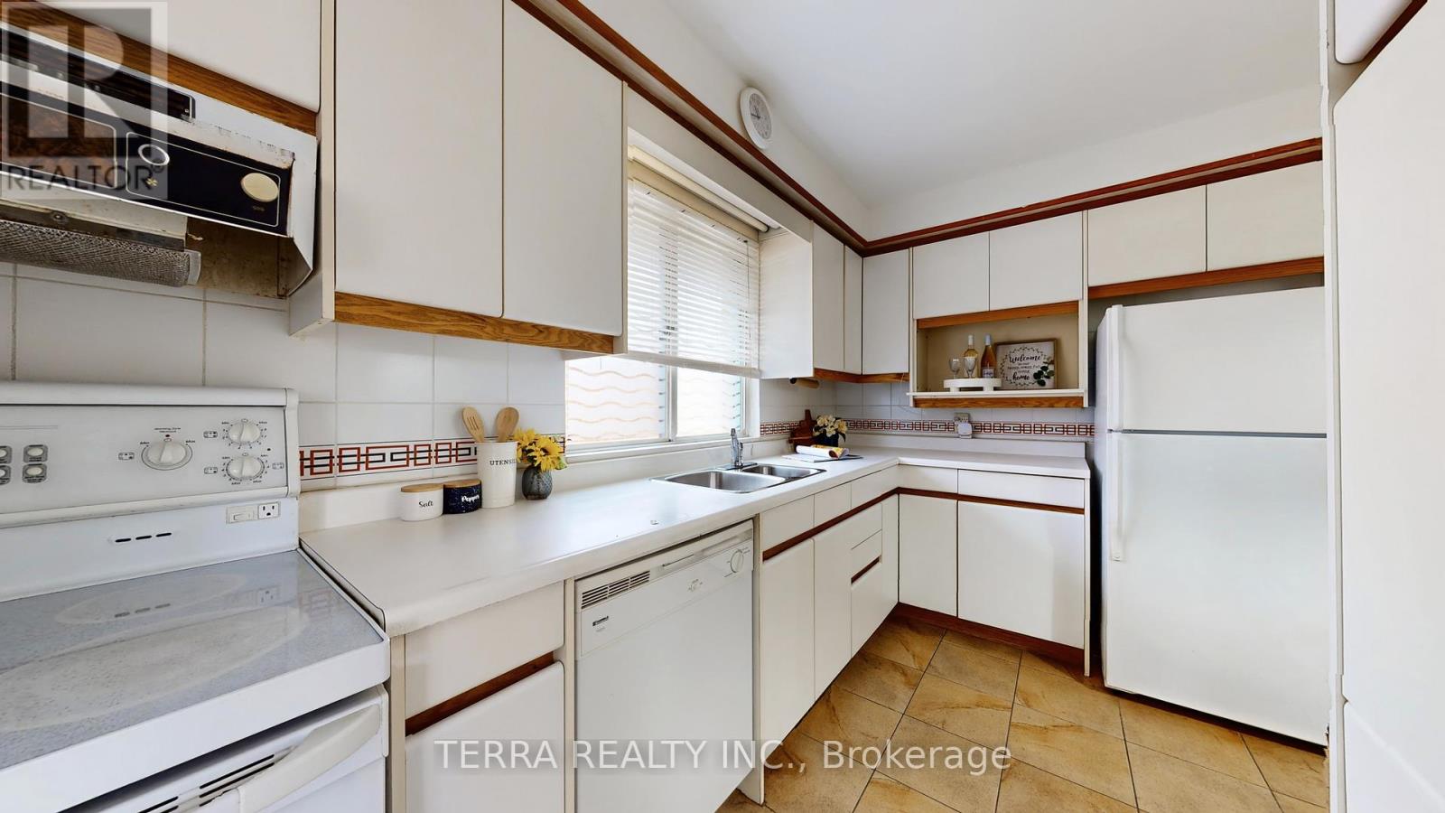 18 Hill Garden Road, Toronto, Ontario  M9P 1X9 - Photo 14 - W12579172