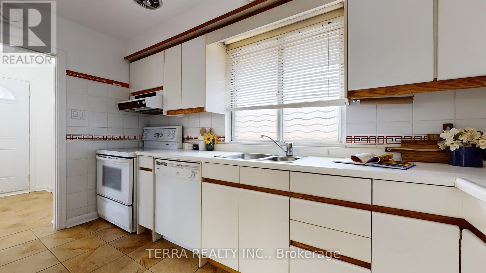 18 Hill Garden Road, Toronto, Ontario  M9P 1X9 - Photo 15 - W12579172