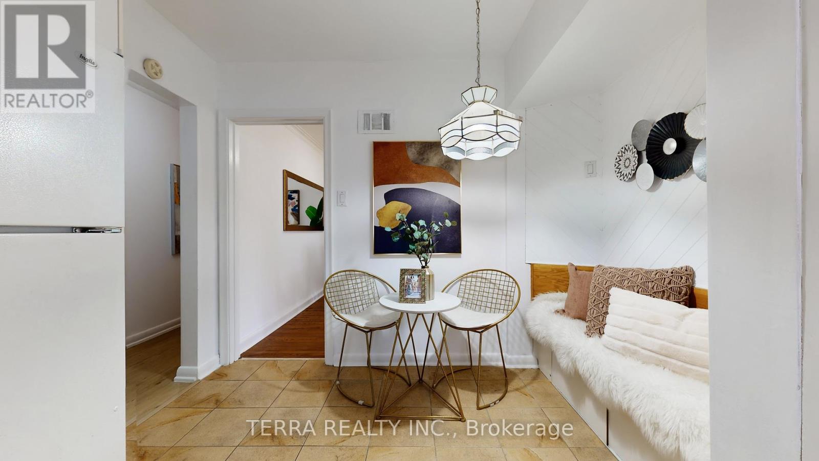 18 Hill Garden Road, Toronto, Ontario  M9P 1X9 - Photo 17 - W12579172