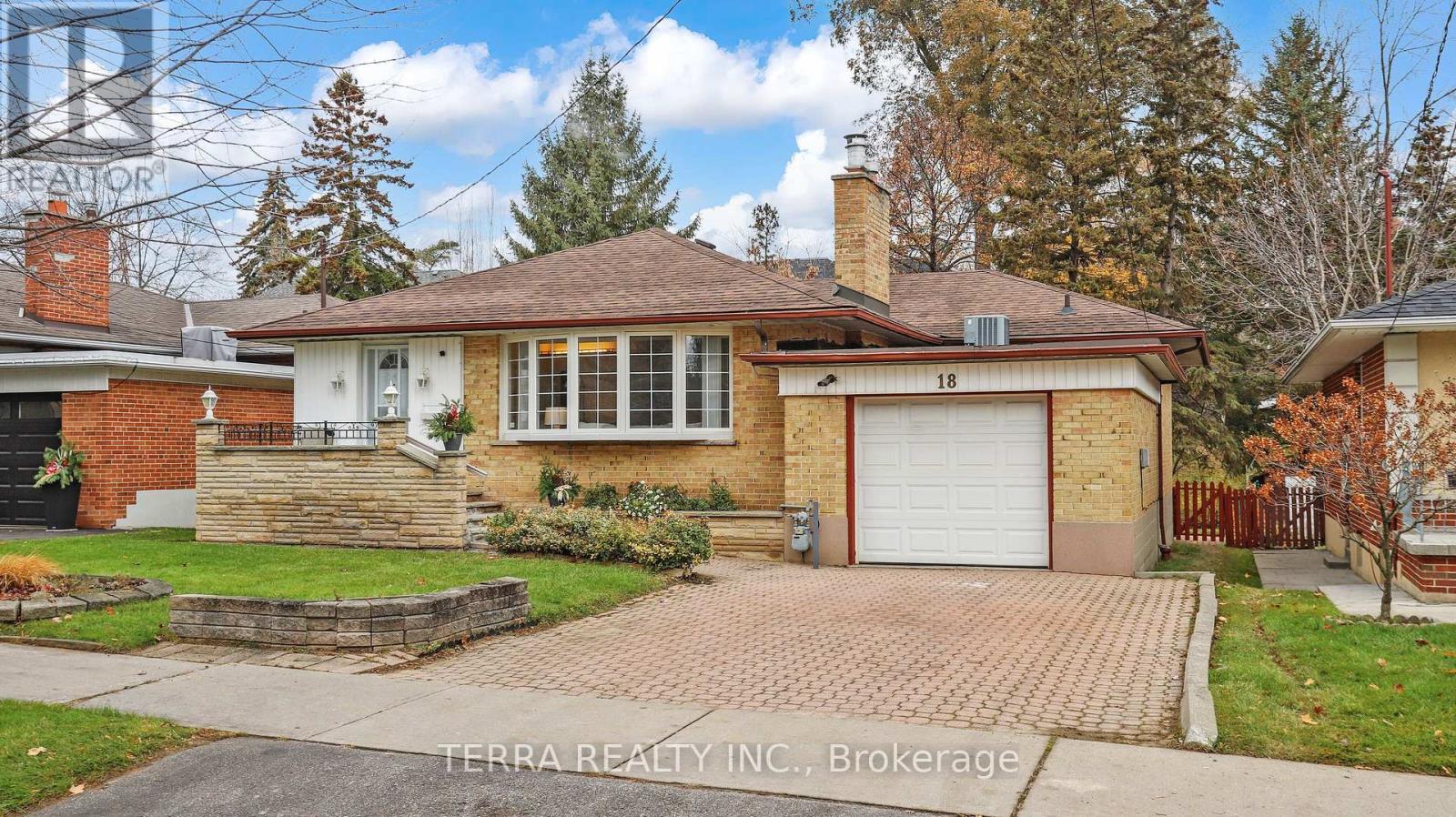 18 Hill Garden Road, Toronto, Ontario  M9P 1X9 - Photo 2 - W12579172