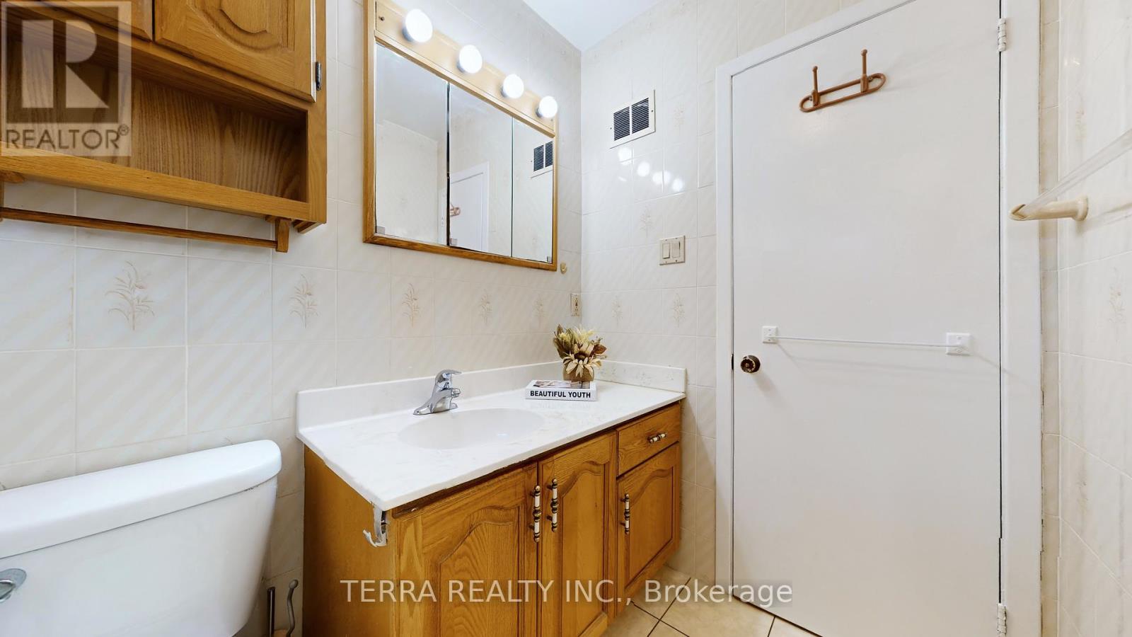 18 Hill Garden Road, Toronto, Ontario  M9P 1X9 - Photo 27 - W12579172