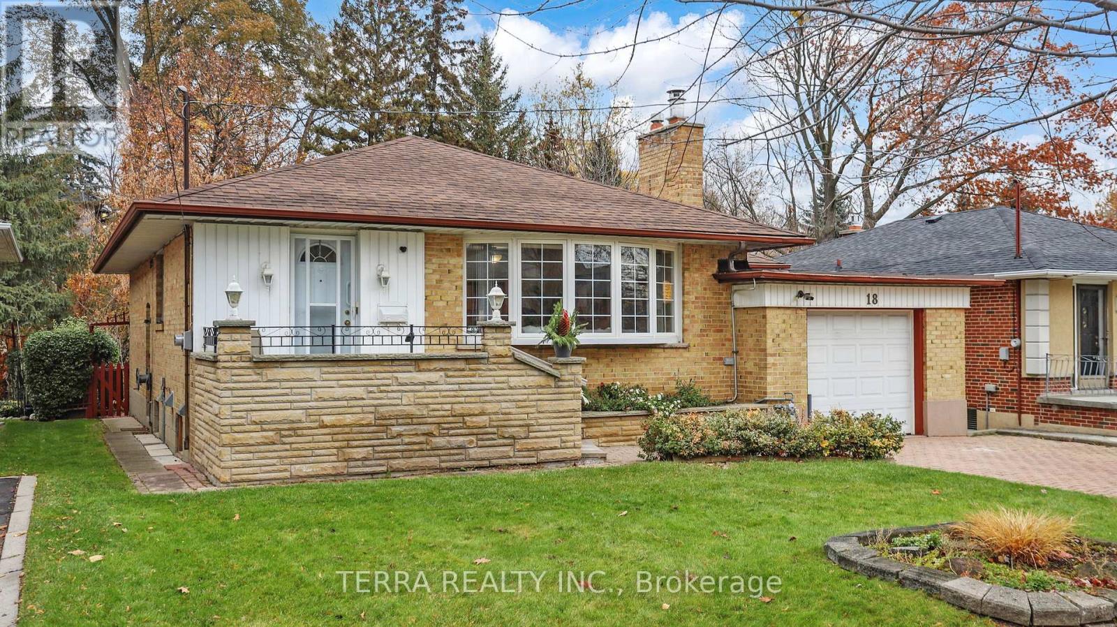 18 Hill Garden Road, Toronto, Ontario  M9P 1X9 - Photo 3 - W12579172