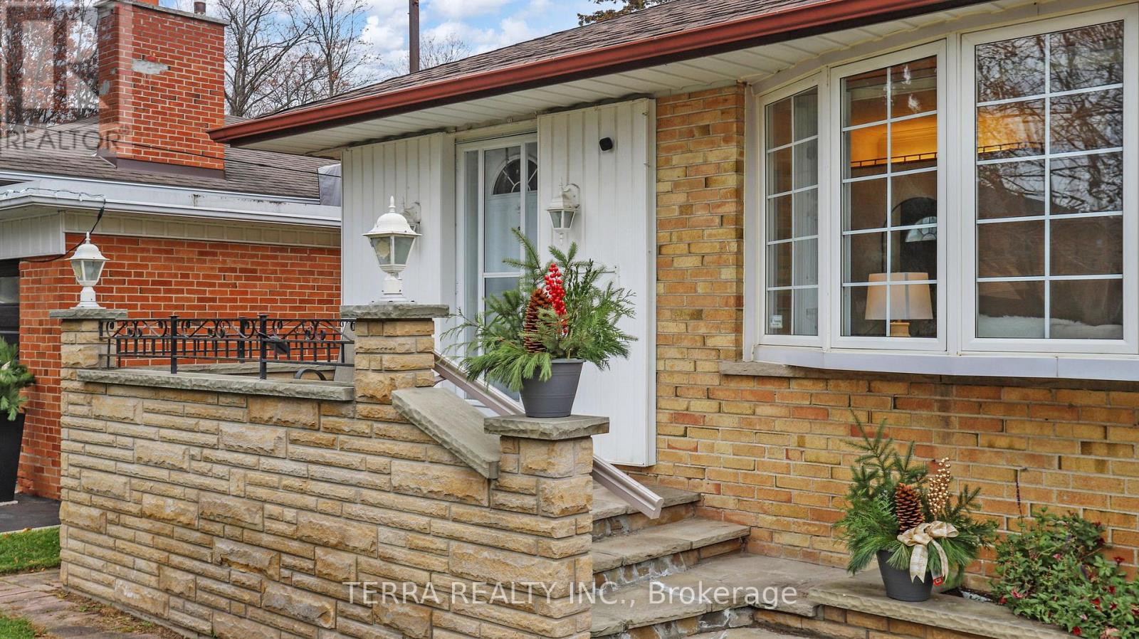 18 Hill Garden Road, Toronto, Ontario  M9P 1X9 - Photo 4 - W12579172