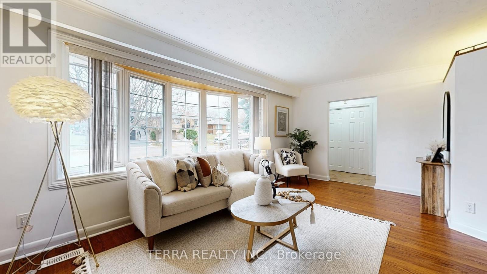 18 Hill Garden Road, Toronto, Ontario  M9P 1X9 - Photo 9 - W12579172