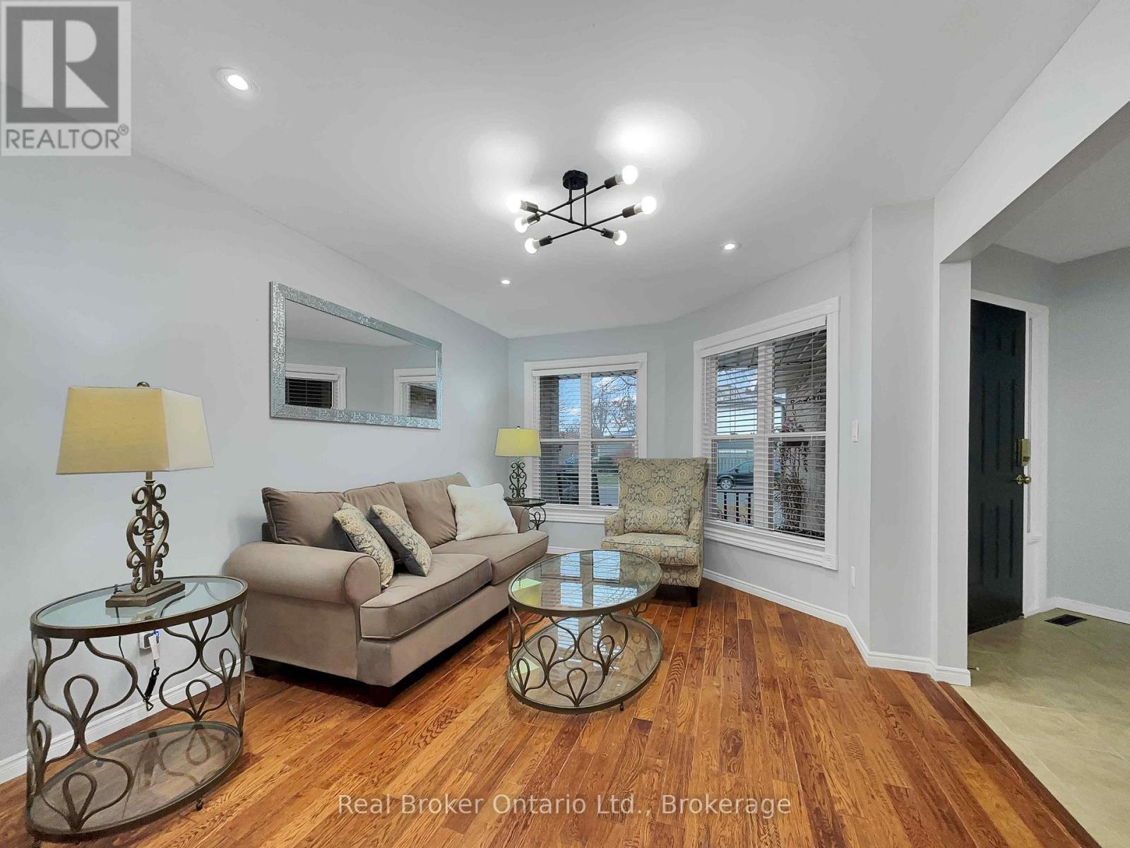 157 Twin Crescent, Hamilton, Ontario  L8W 3A7 - Photo 4 - X12579296