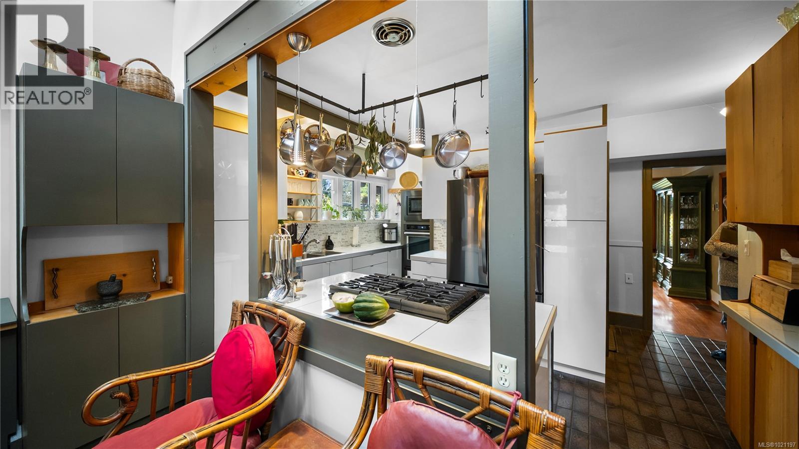 1168 Burnside Rd W, Saanich, British Columbia  V8Z 1N6 - Photo 2 - 1021197