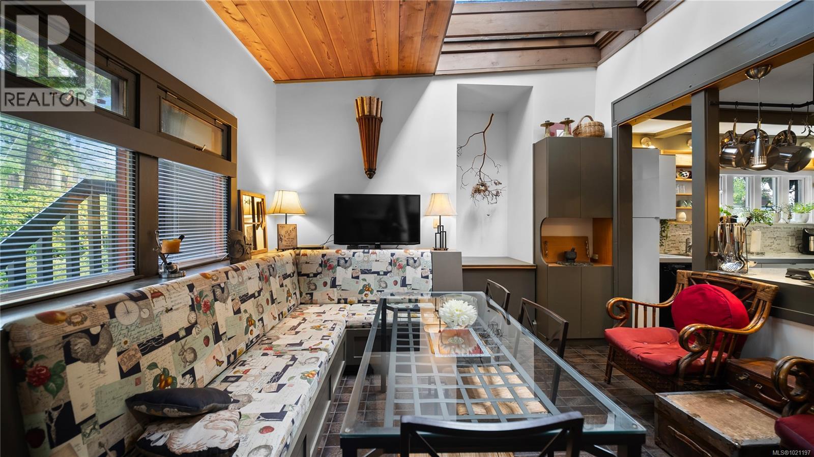 1168 Burnside Rd W, Saanich, British Columbia  V8Z 1N6 - Photo 3 - 1021197